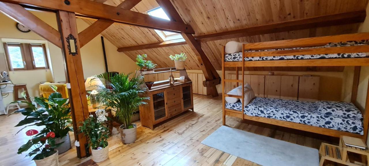 Loft Mansarde Du Train Jaune Avec Vue Sur Les Montagnes Саяґуз Екстер'єр фото
