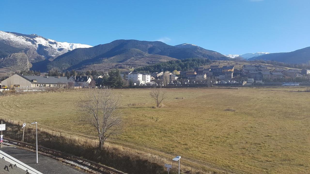 Loft Mansarde Du Train Jaune Avec Vue Sur Les Montagnes Саяґуз Екстер'єр фото
